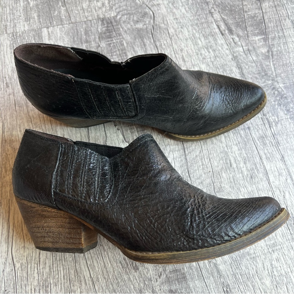 Very Volatile Shoes Black Leather Booties Size 8.5